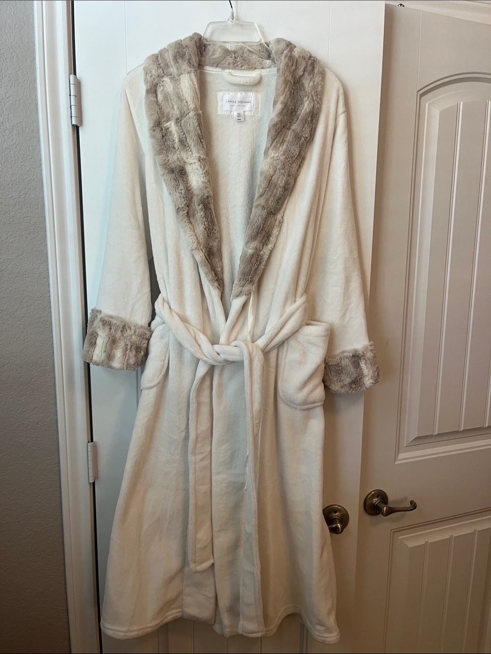 Midnight by Carole Hochman Cream Plush Robe with Taupe Faux Fur Trim